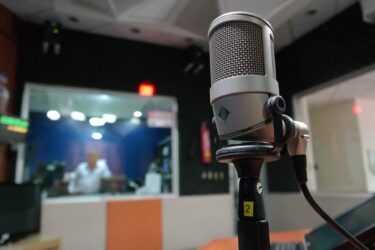 声優の7割以上は年収300万円以下、2割強がインボイス制度導入で廃業を検討