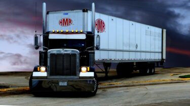 米国の新人ドライバーは「年収1400万円」 ただし、日本の2倍以上の荷物を運んでいる