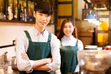 【悲報】フリーターワイ、先月180時間働くもたったの給料17万